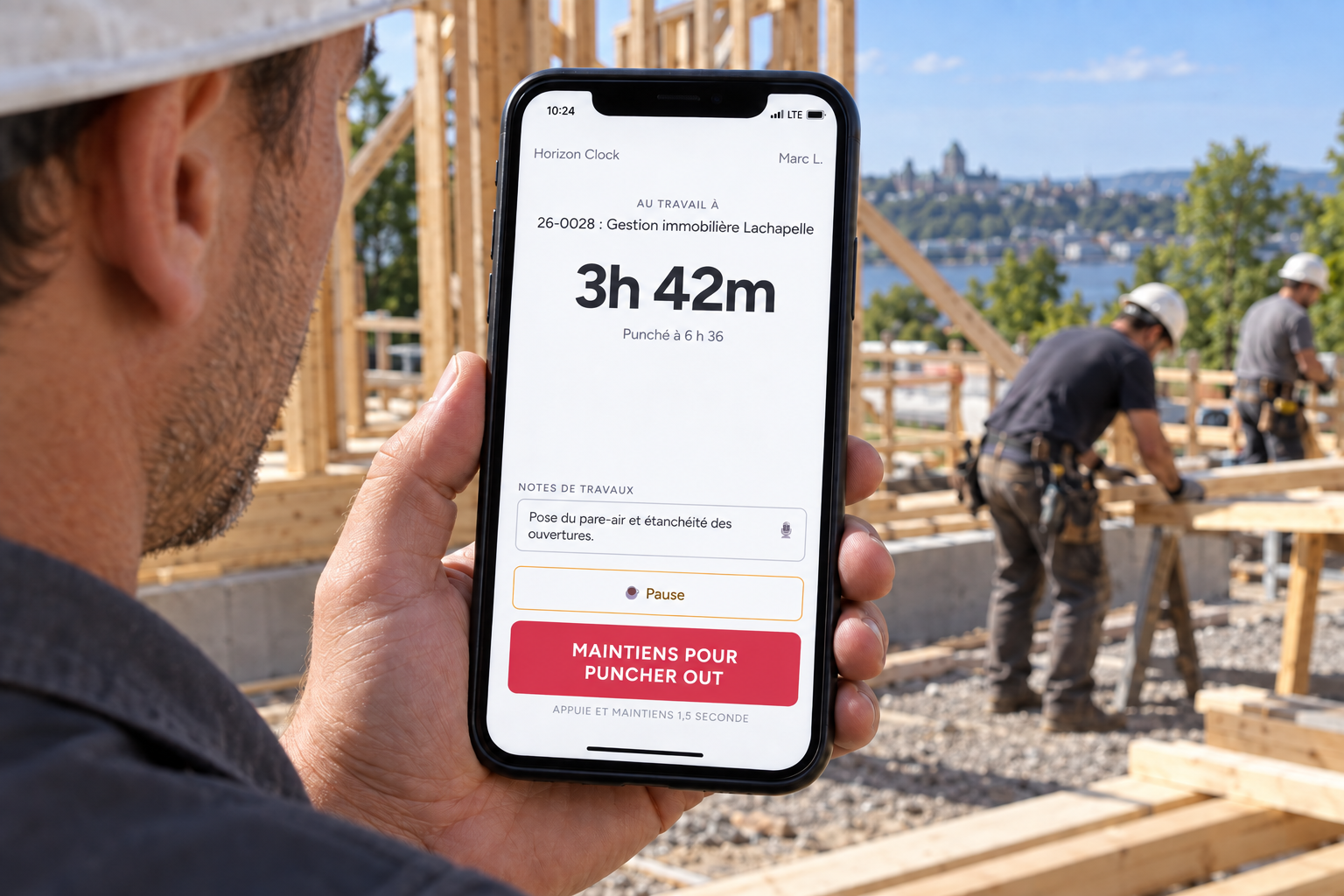 Un travailleur consigne ses heures et décrit ses travaux dans Direction par Horizon sur son téléphone au chantier.