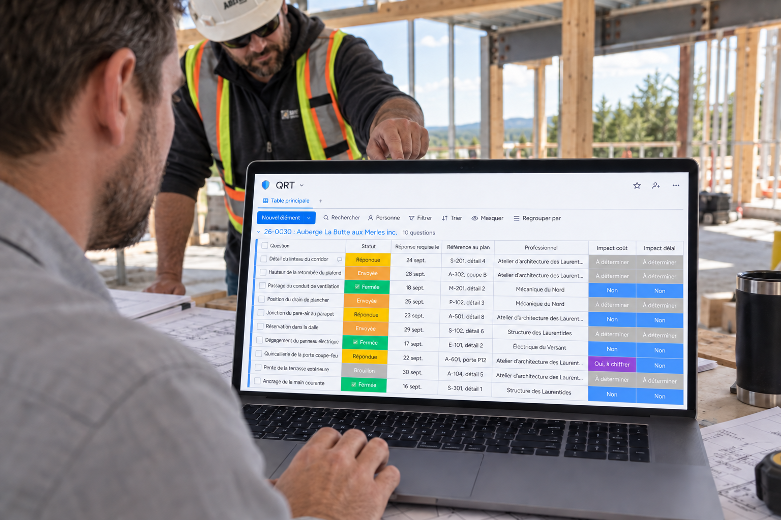 Un professionnel consulte les questions techniques du module QRT de Direction par Horizon avec les plans du chantier.