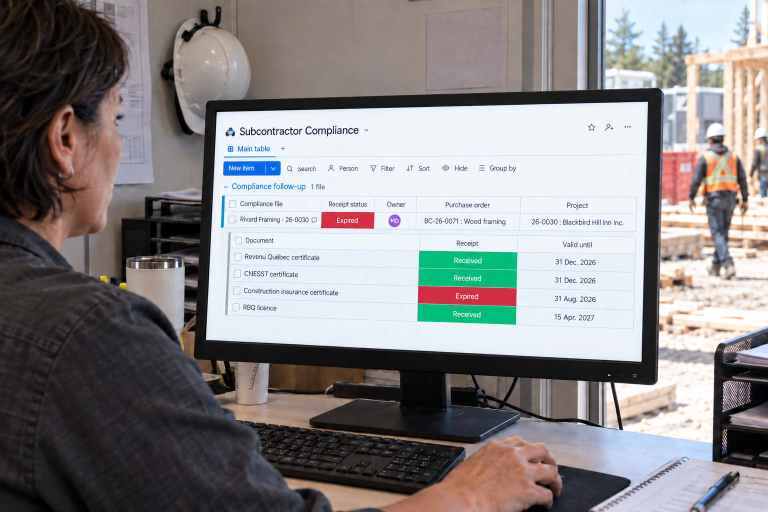 A site manager reviews subcontractor documents and validity dates in Direction par Horizon.