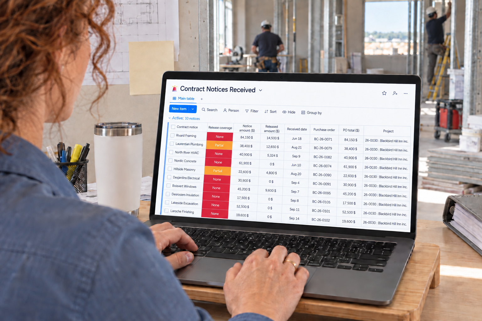 A manager reviews ten received contract notices and their purchase order links in Direction par Horizon on a jobsite computer.