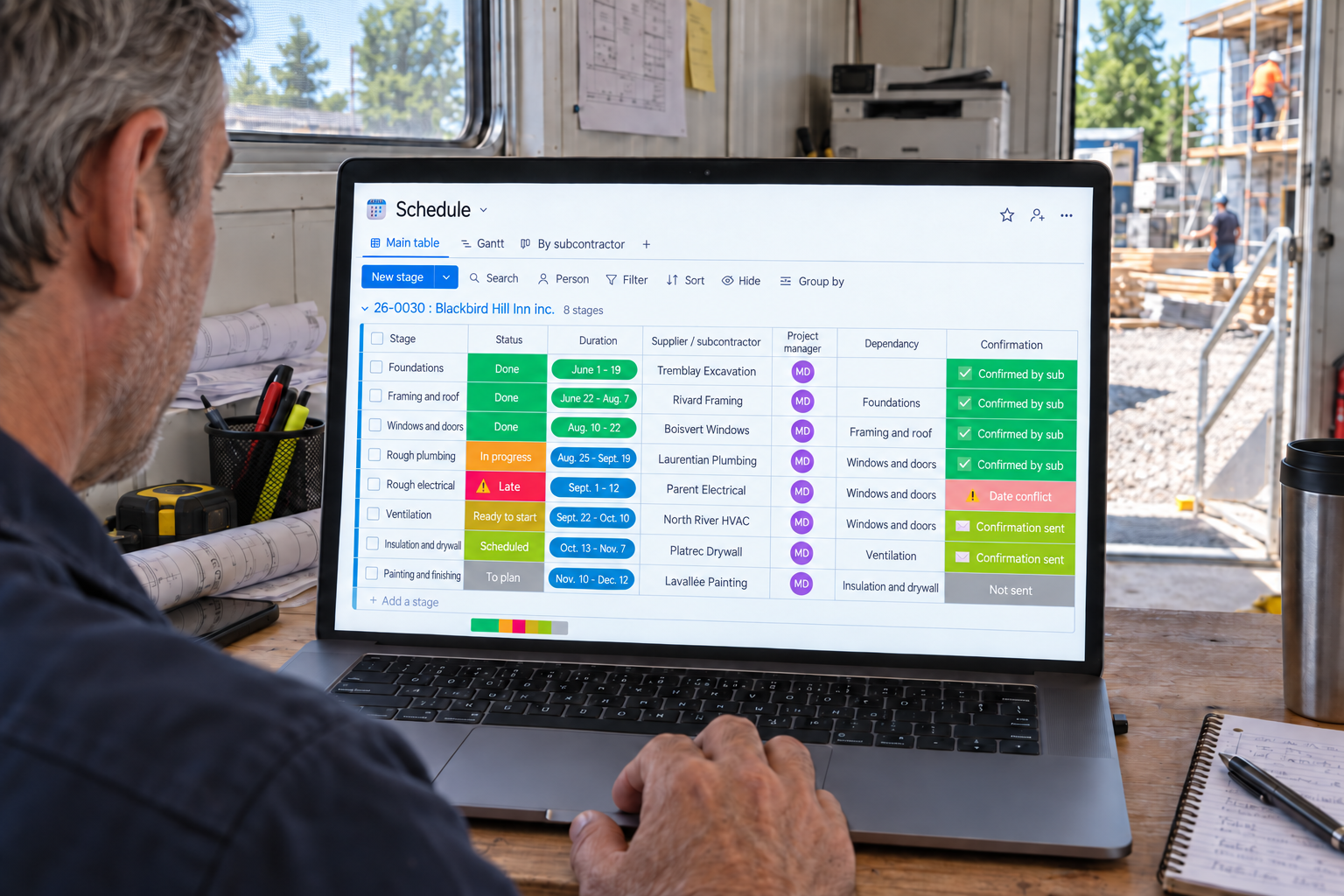 A superintendent reviews eight job stages, their dates, dependencies and subcontractor confirmations in Direction par Horizon.