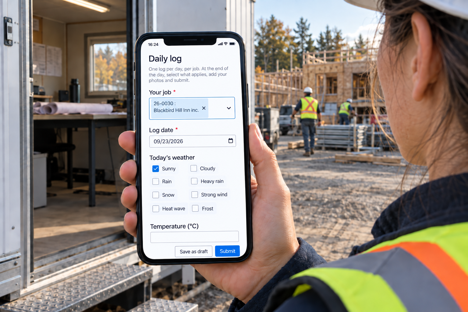 A site foreperson fills out the Direction par Horizon daily log form on a phone outside the site trailer.