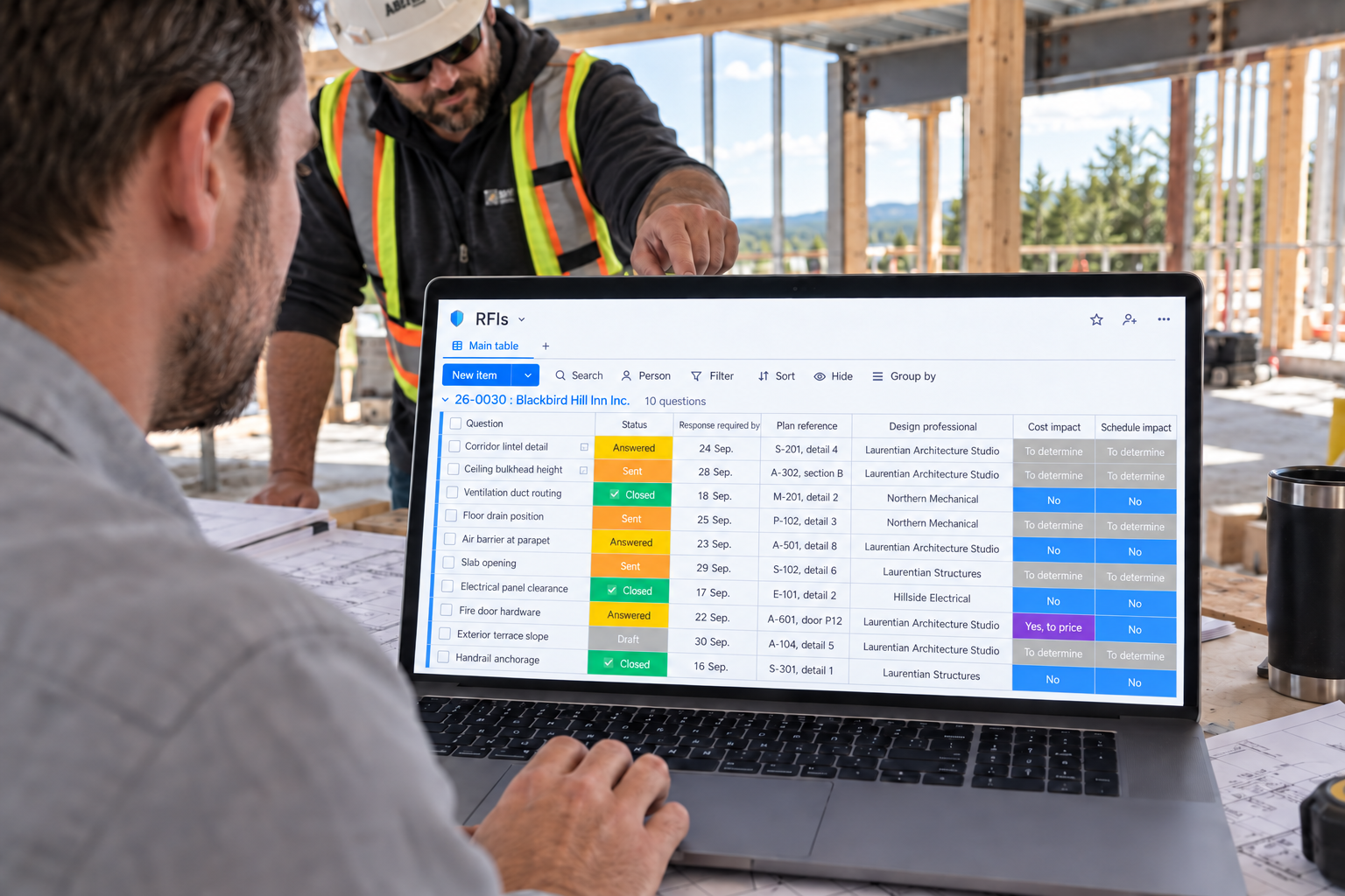 A professional reviews technical questions in the RFIs module of Direction par Horizon alongside the jobsite plans.